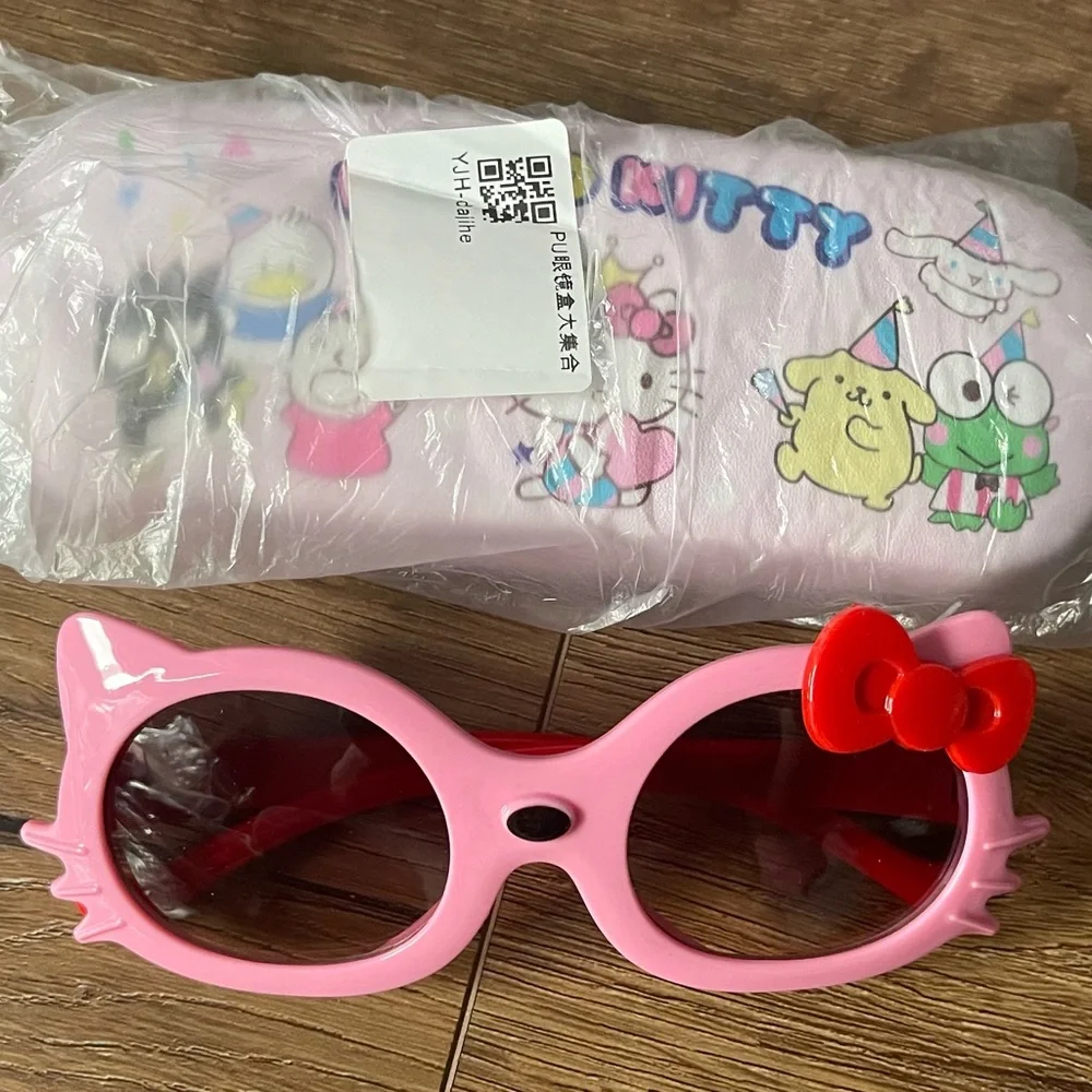 SANRIO-NWT Children’s Hello Kitty Sunglasses and Character Holder Set!